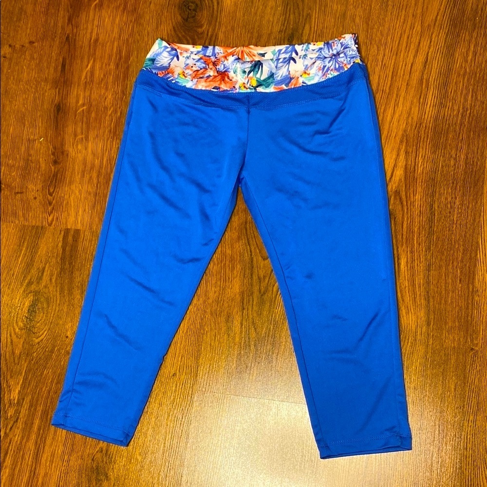 🌷 Blue Capri Leggings with Floral Waistband 🌷